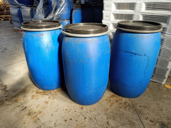 Fût plastique 220 litres occasion BLEU avec traces d'utilisation