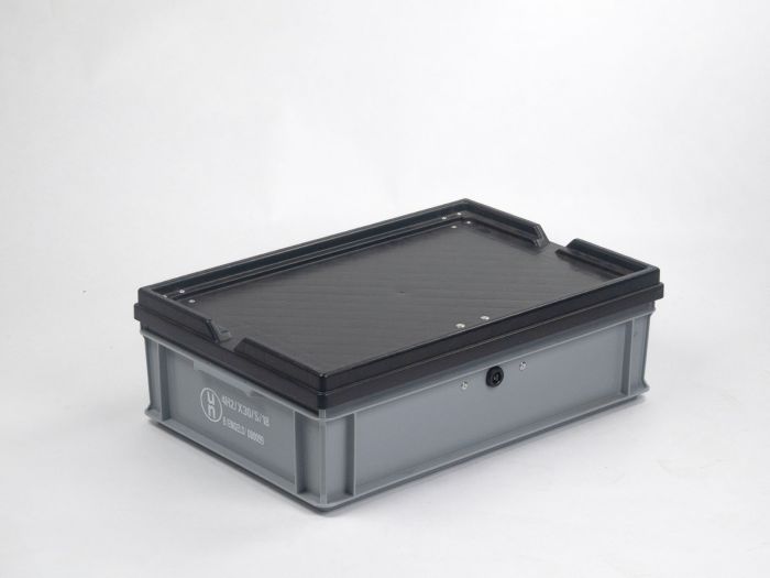Caisse plastique ADR 4H2 600x400x195 mm 30L avec serrure triangulaire
