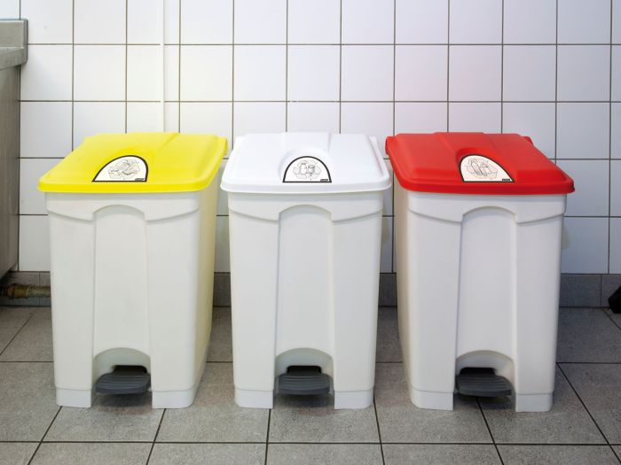 Poubelle cuisine professionnelle à pedale blanche 90L couvercle bleue
